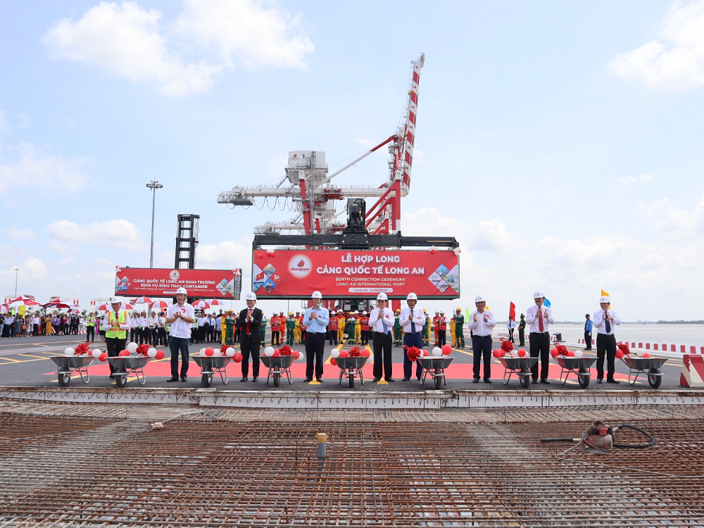 Cảng quốc tế Long An hợp long 7 cầu cảng và chính thức khai trương dịch vụ khai thác hàng container